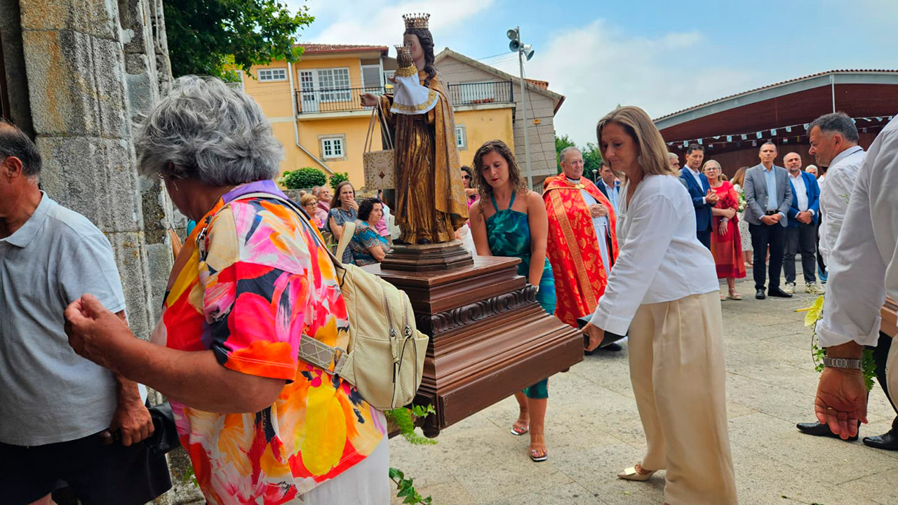 Luisa Sánchez comparte coa veciñanza de Cabral os actos festivos e relixiosos na honra a Santa Mariña