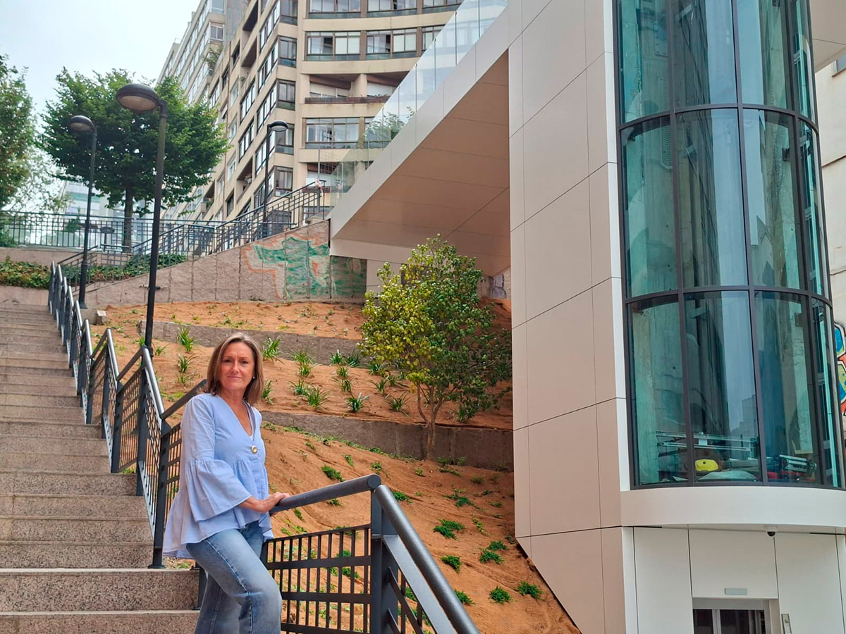 Luisa Sánchez salienta a mellora da accesibilidade urbana que supón o novo ascensor da rúa Juan Ramón Jiménez