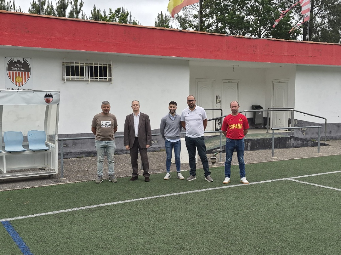 A Deputación avanza que este venres aprobará 185.000 € para substituír o céspede artificial do campo de fútbol de Ribadelouro, en Tui