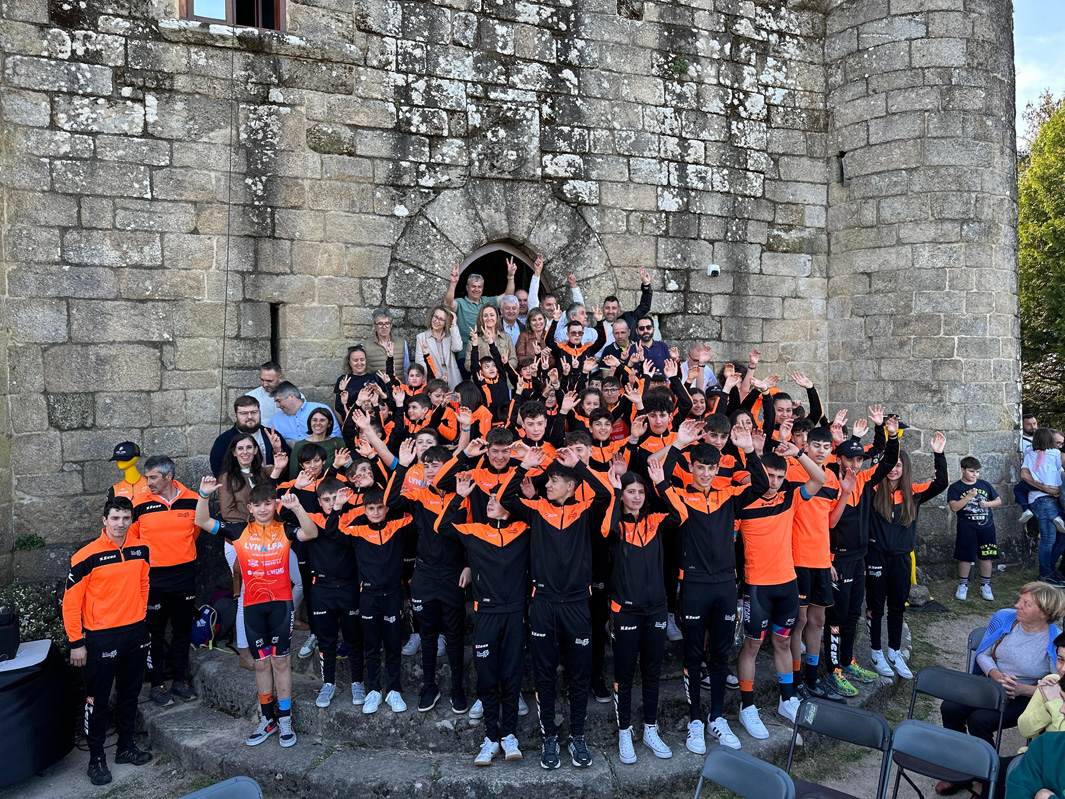 Club Ciclista Ponteareas na presentación da súa tempada 2024