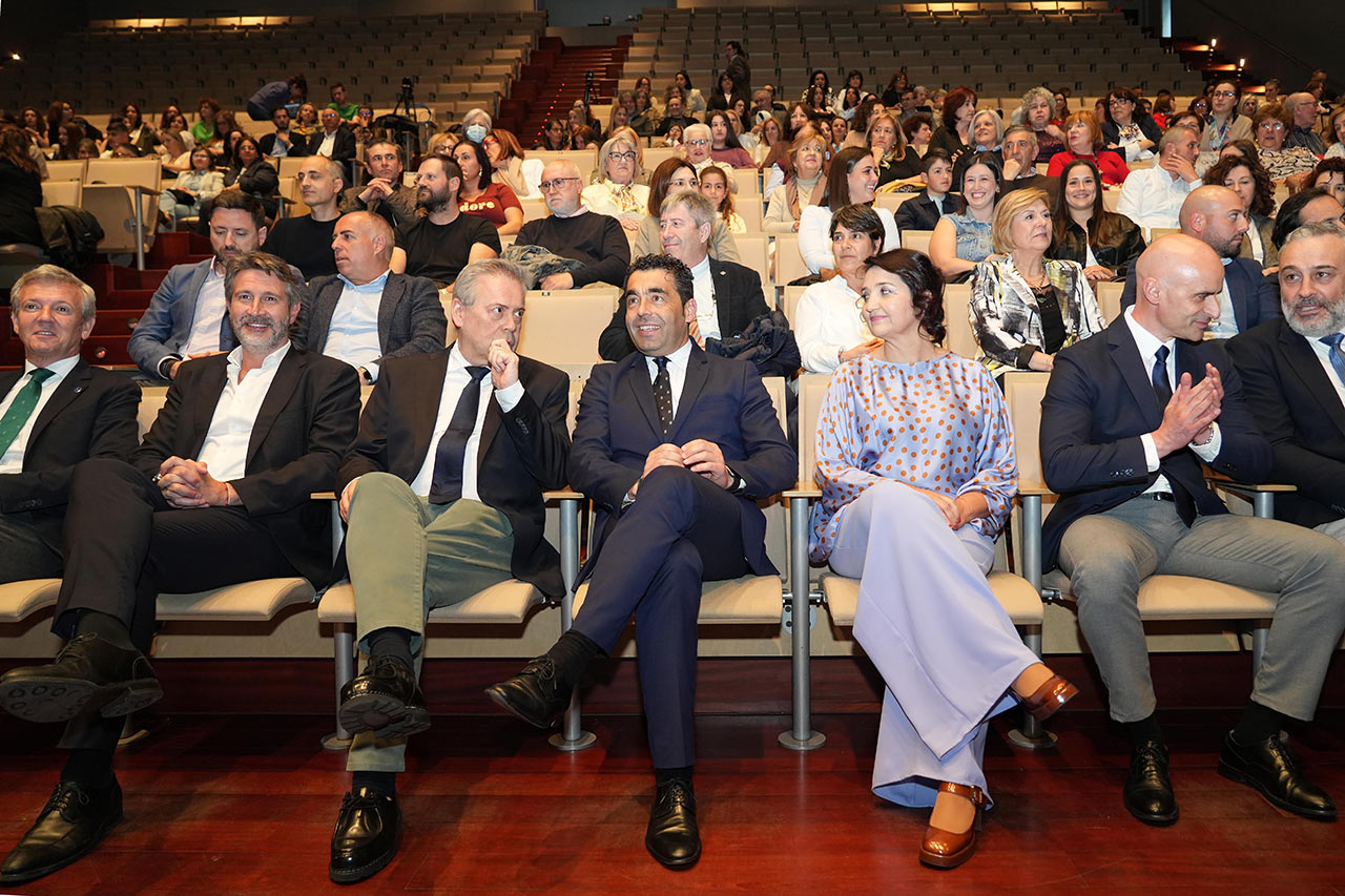 Luis López asiste en Vilagarcía ao acto de celebración do 25 aniversario do Hospital do Salnés