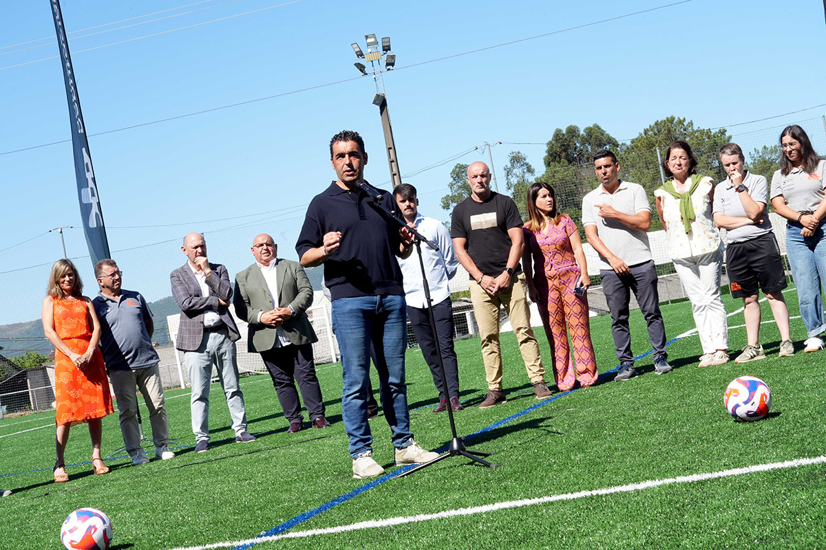 Luis López celebra o avance da provincia do deporte ao sumar o novo campo de San Mateo de Ponteareas: unha obra de 375.000€ financiada ao 100% pola Deputación
