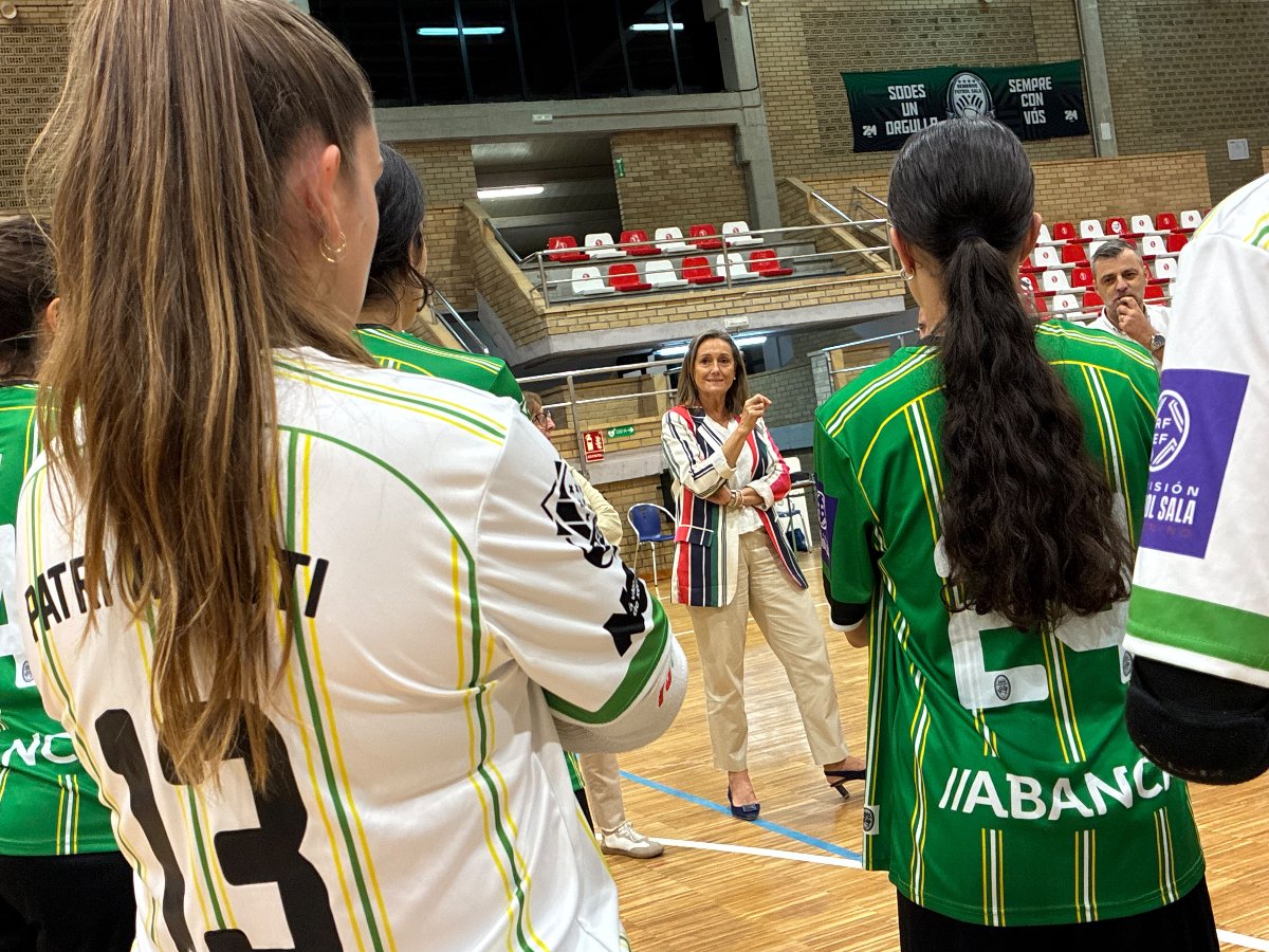 Luisa Sánchez visita o adestramento do Bembrive FS e deséxalle sorte no inicio da nova tempada