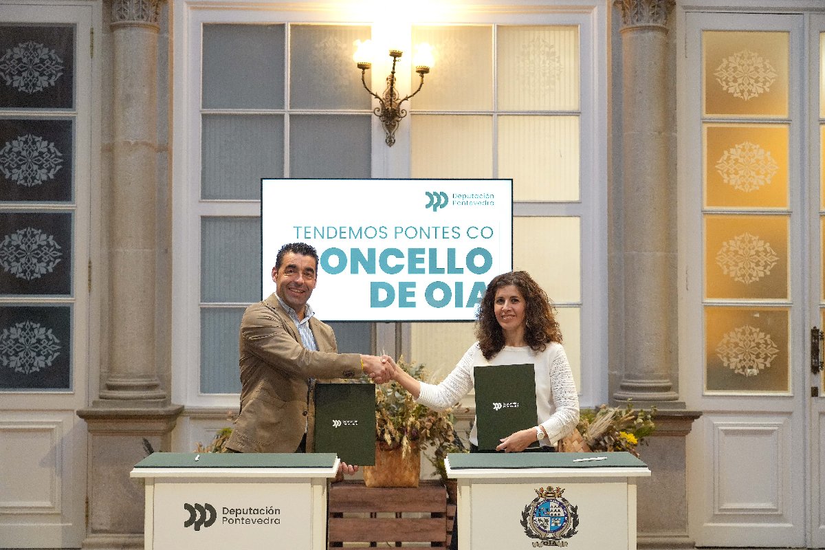 Luis López asina coa alcaldesa de Oia, Cristina Correa, unha achega de 530.000€ para financiar ao 100% a ampliación da Praza do Campo e reformar un edificio