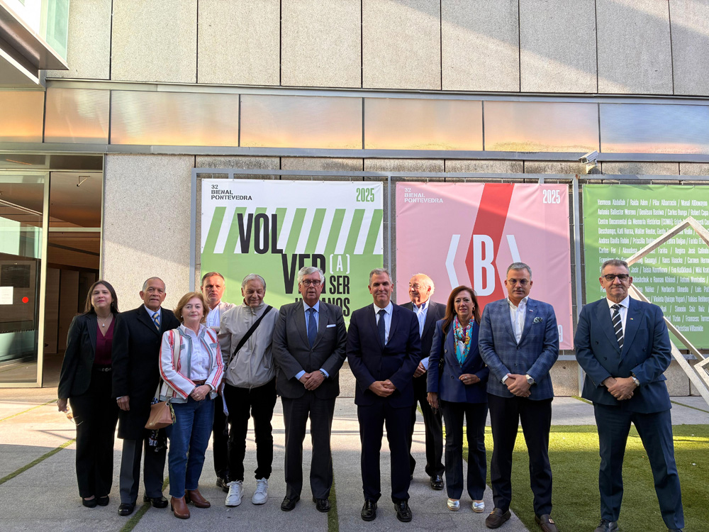 Percorrido pola Bienal de Arte  co Corpo Consular de Vigo