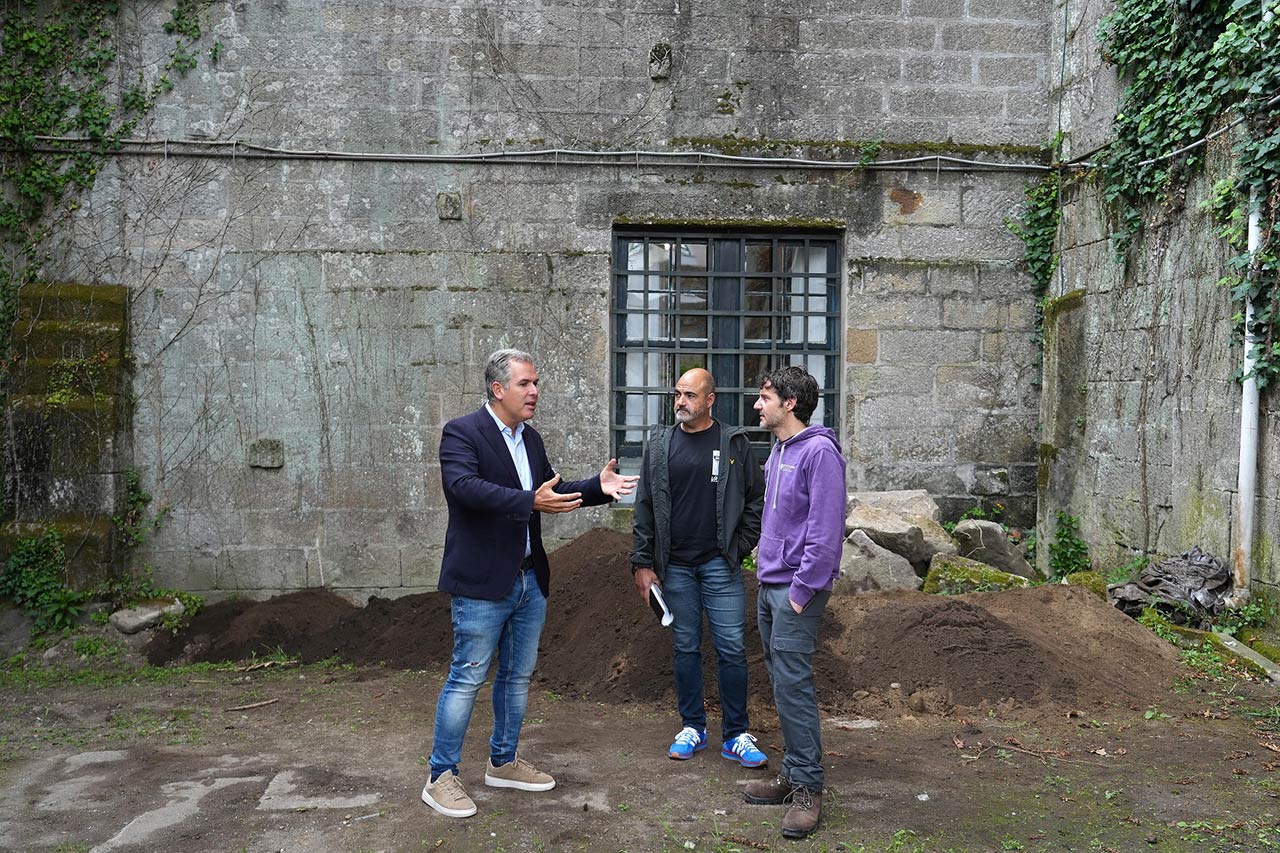 Rafa Domínguez supervisa o inicio dos traballos arqueolóxicos no convento de Santa Clara, que se estenderán catro meses e medio