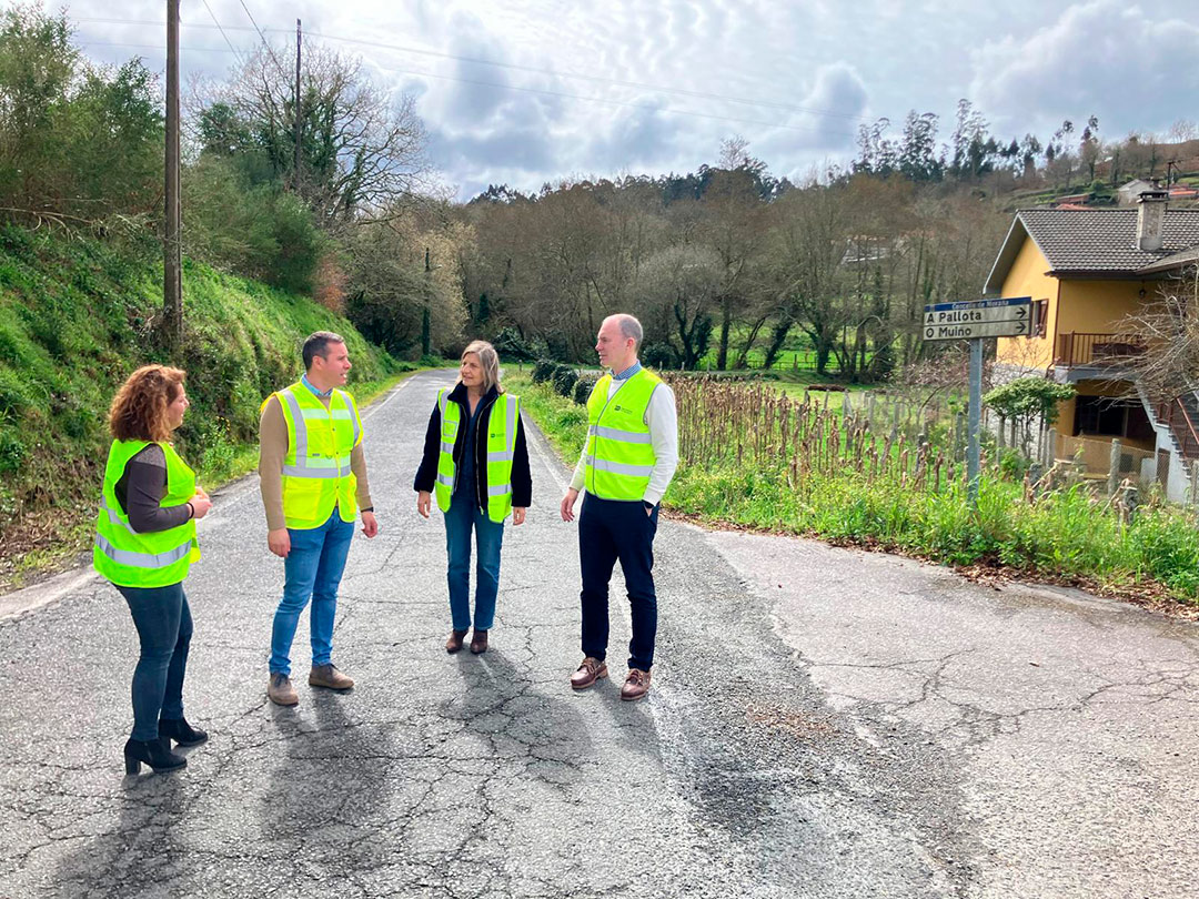Belén Cachafeiro, xunto co alcalde de Moraña, José Gómez, supervisaron o treito obxecto da actuación