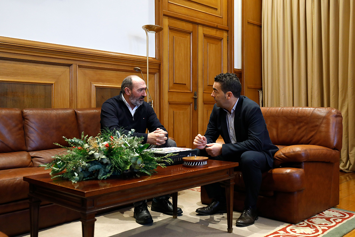 Luis López reuniuse con Anxo Angueira, presidenta da Fundación Rosalía de Castro