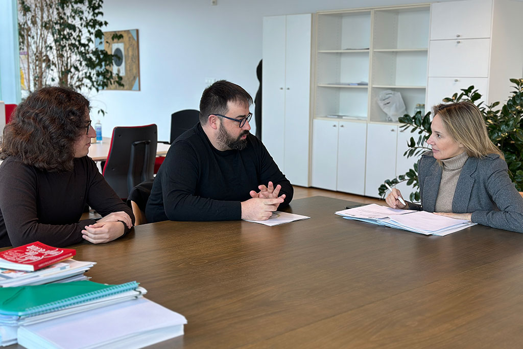 Imaxe da reunión da vicepresidenta coa escudería Surco