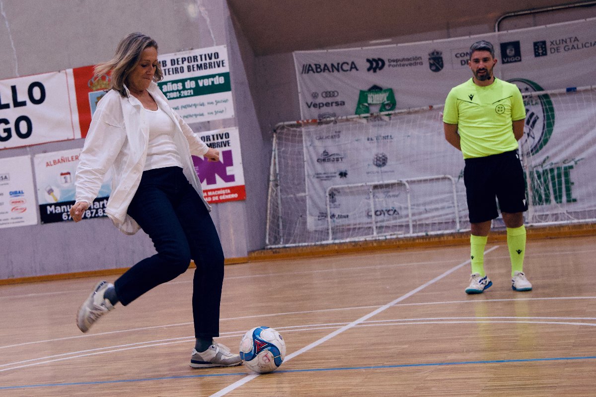Luisa Sánchez realiza o saque de honra no duelo entre o Bembrive FS e o Poio Pescamar da Copa Galicia feminina