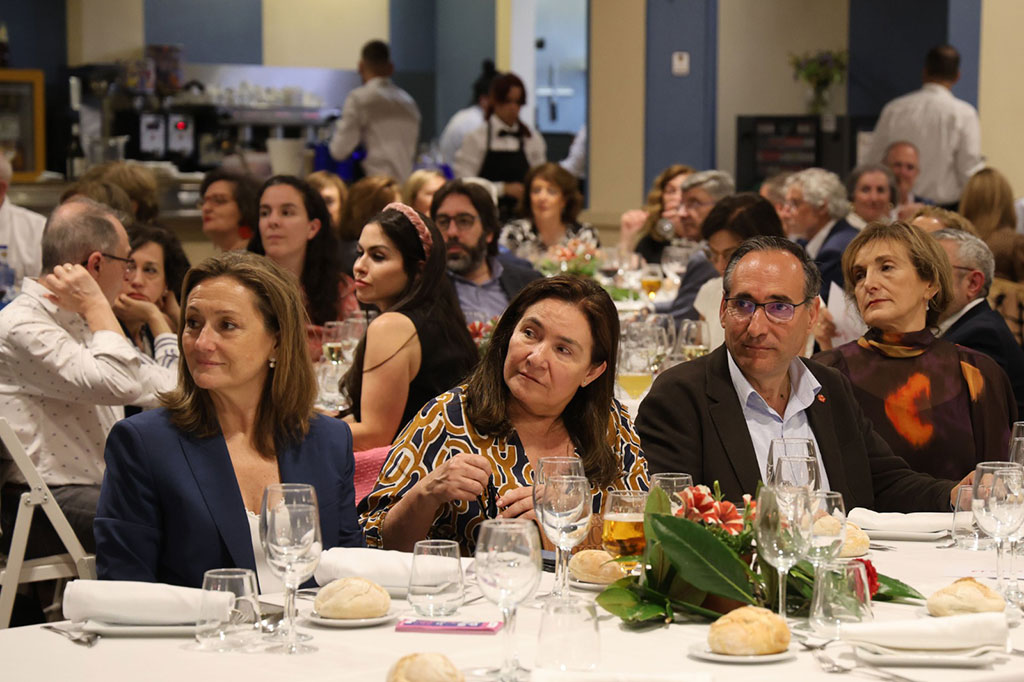 A vicepresidenta Luisa Sánchez mostra o seu apoio ao traballo de Cáritas
