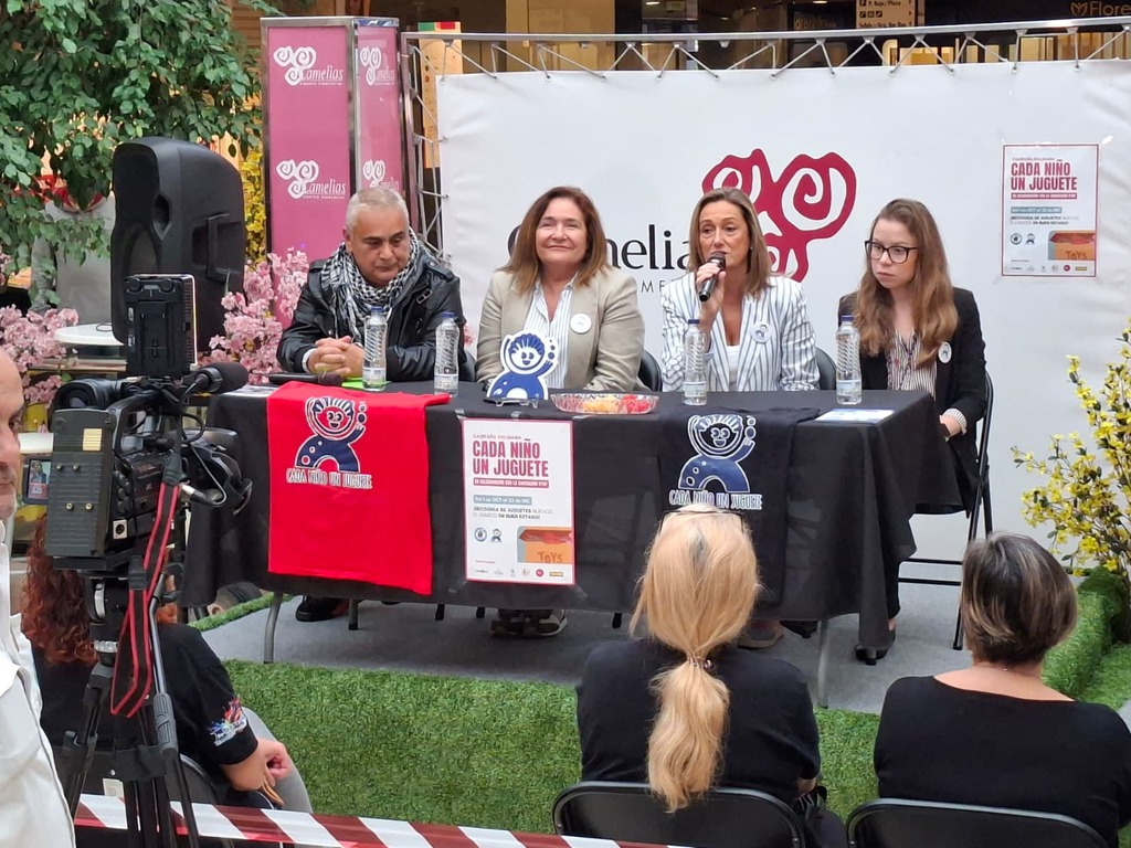 Luisa Sánchez apoiando a campaña cada neno un xoguete