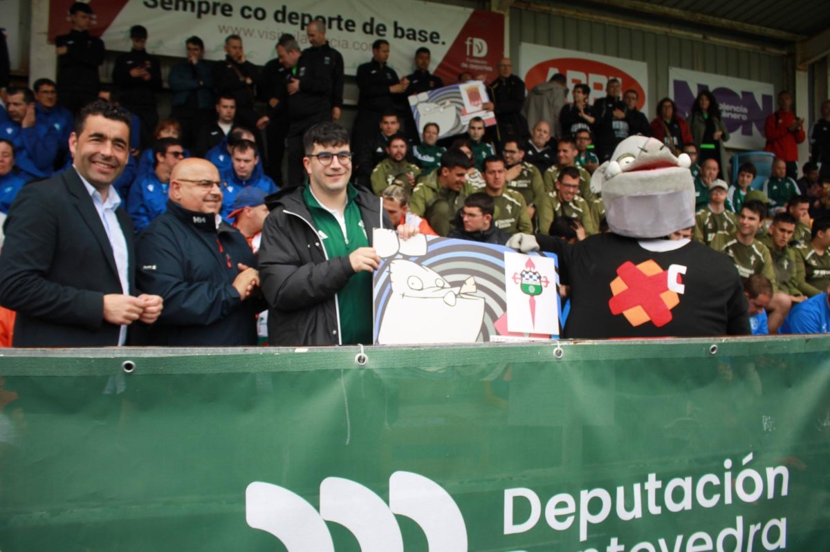 LUIS LOPEZ ENTREGA MEDALLAS TORNEO FUTBOL INCLUSIVO NOSA CHAMPIONS VILAGARCIA