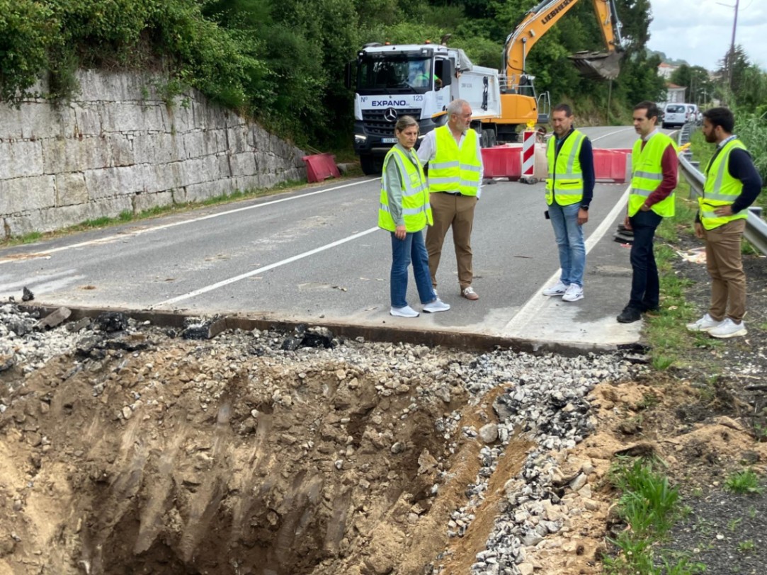 A Deputación supervisa as obras de mellora dun tramo da estrada provincial EP-8002 Caldas-San Clemente, onde inviste 150.000 euros para evitar riscos de afundimento