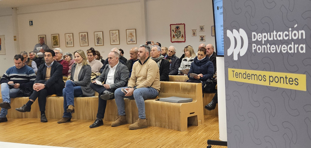 Luis López, Marta Fernández Tapias e Javier Tourís co público asistente á presentación