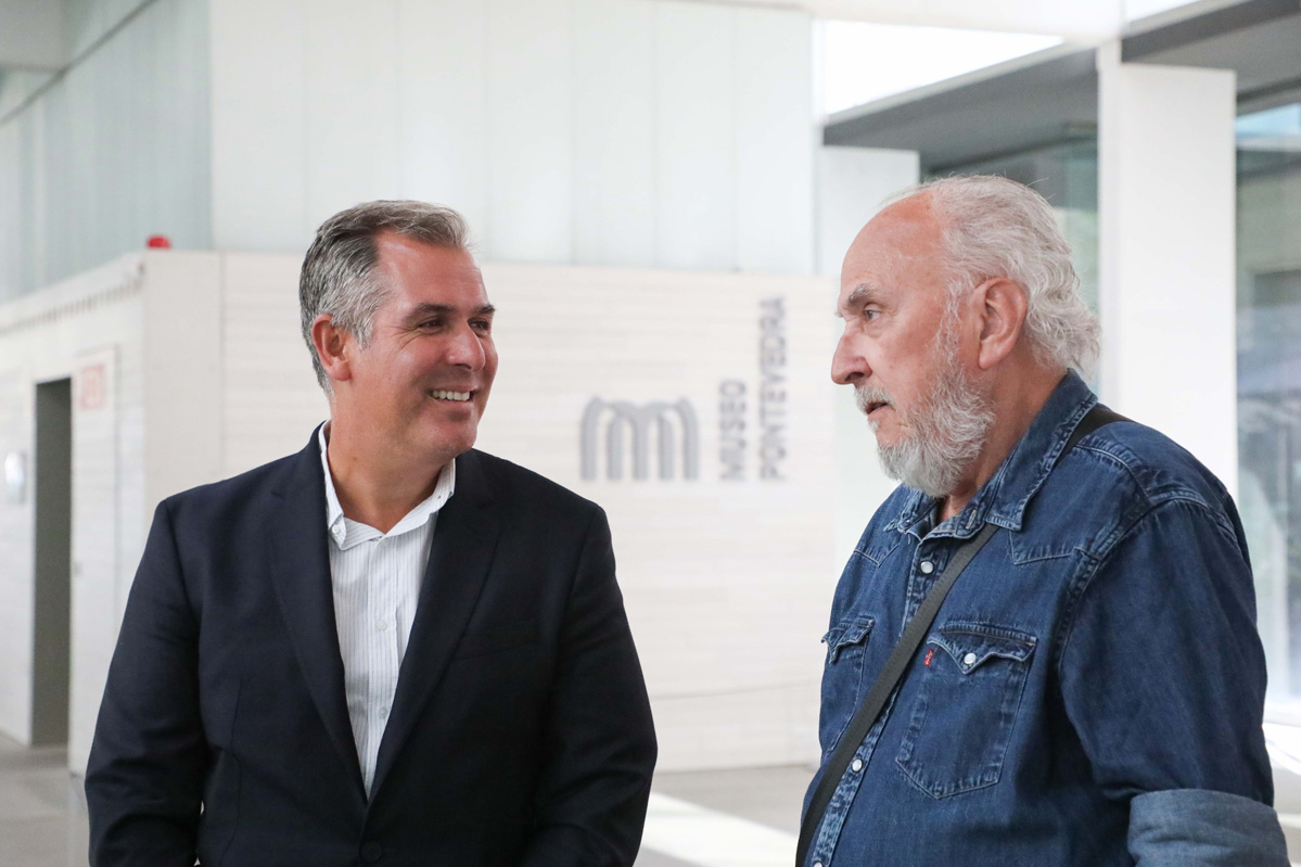 Rafa Domínguez recibe no Museo de Pontevedra o pintor Francesc Torres 