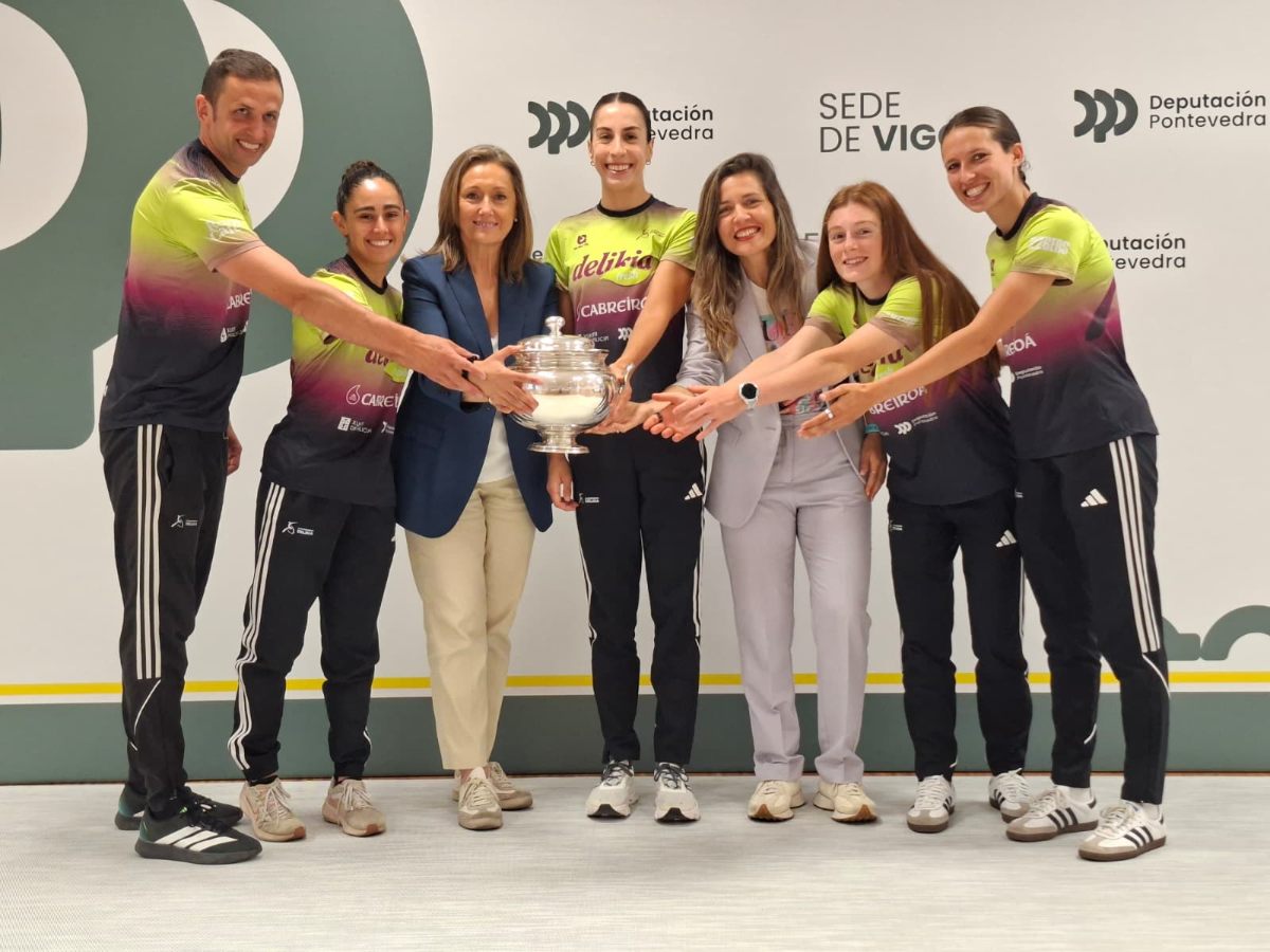 Luisa Sánchez recibe en Vigo ao Club Deportivo Delikia tras proclamarse campión da Copa da Raíña de tríatlon