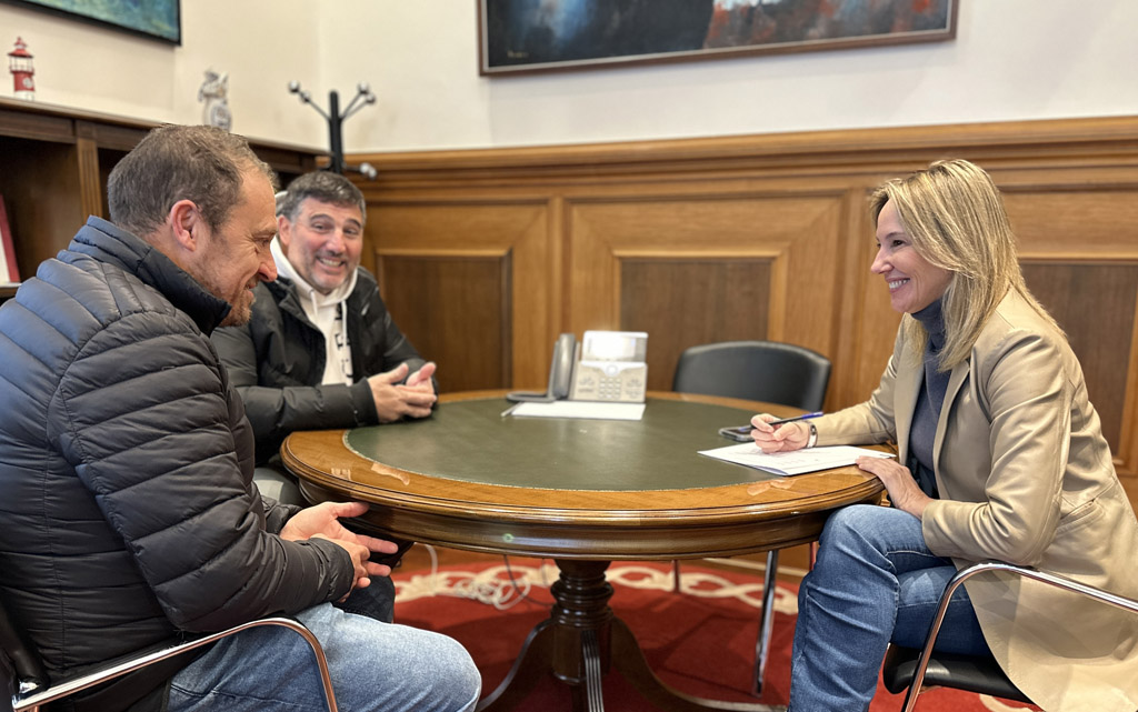 Marta Fernández-Tapias, acaba de reunirse co presidente Javier Villanueva Pérez e co adestrador Francisco Javier Casal