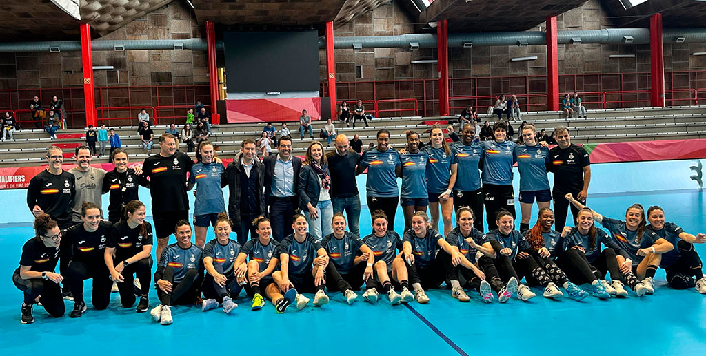 Luis López e Luisa Sánchez coas guerreiras