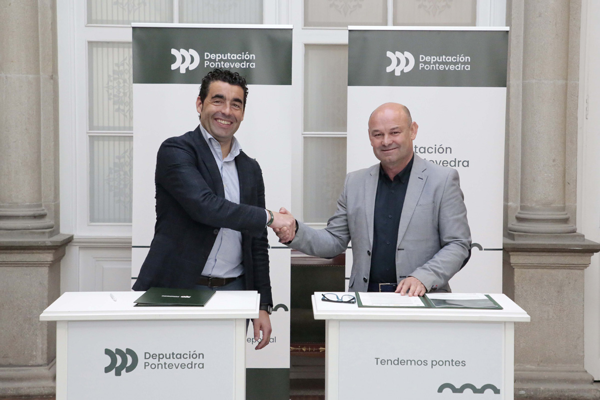 Sinatura  dun convenio entre a Deputación e o GDR Condado Paradanta