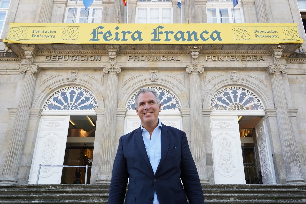 A Deputación decora por primeira vez na historia o Pazo provincial co gallo da Feira Franca de Pontevedra