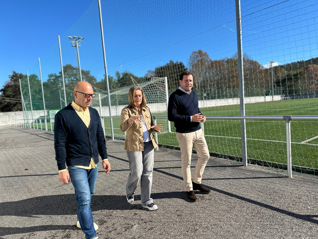 Mellora do campo de fútbol das Estremas