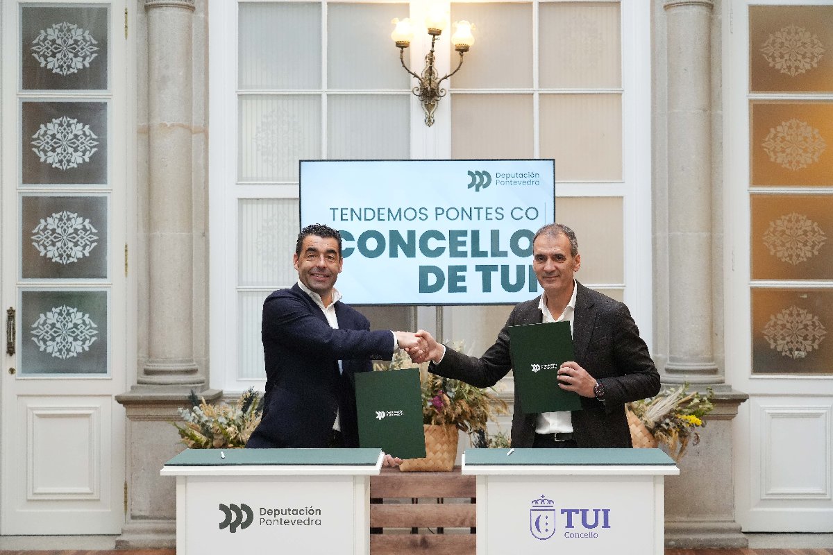 Luis López asina co alcalde de Tui, Enrique Cabaleiro, o convenio para a segunda fase do Paseo da Corredoira cunha achega de 550.000€ da Deputación
