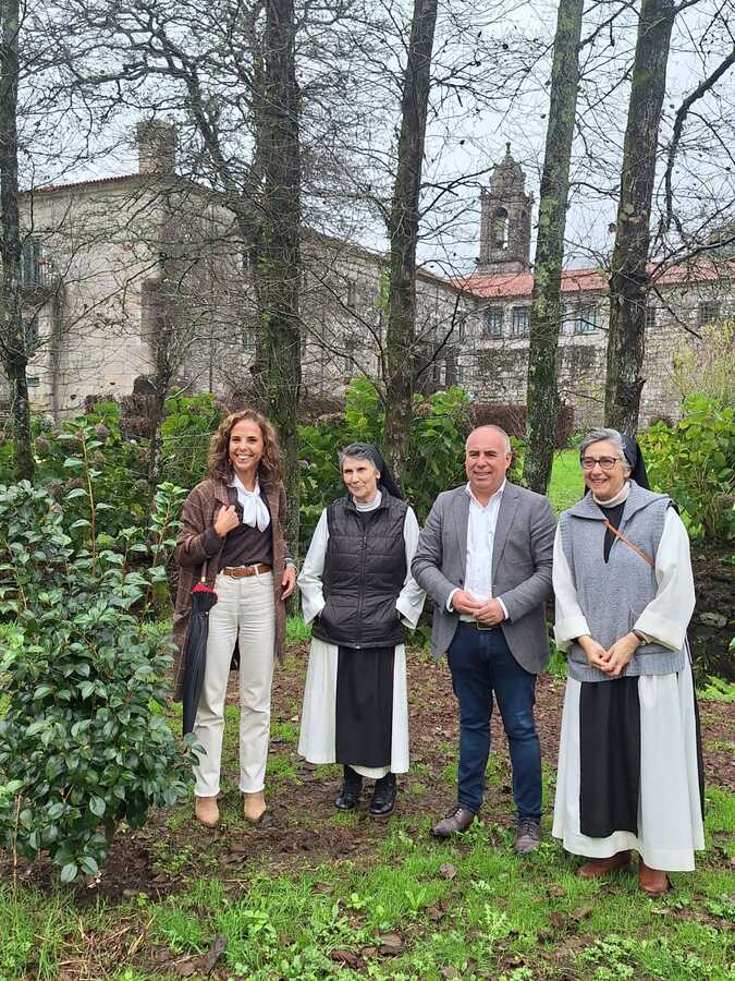 O deputado da Estación Fitopatolóxica Areeiro, Javier Tourís, mantivo unha xuntanza de traballo no Mosteiro de Armenteir