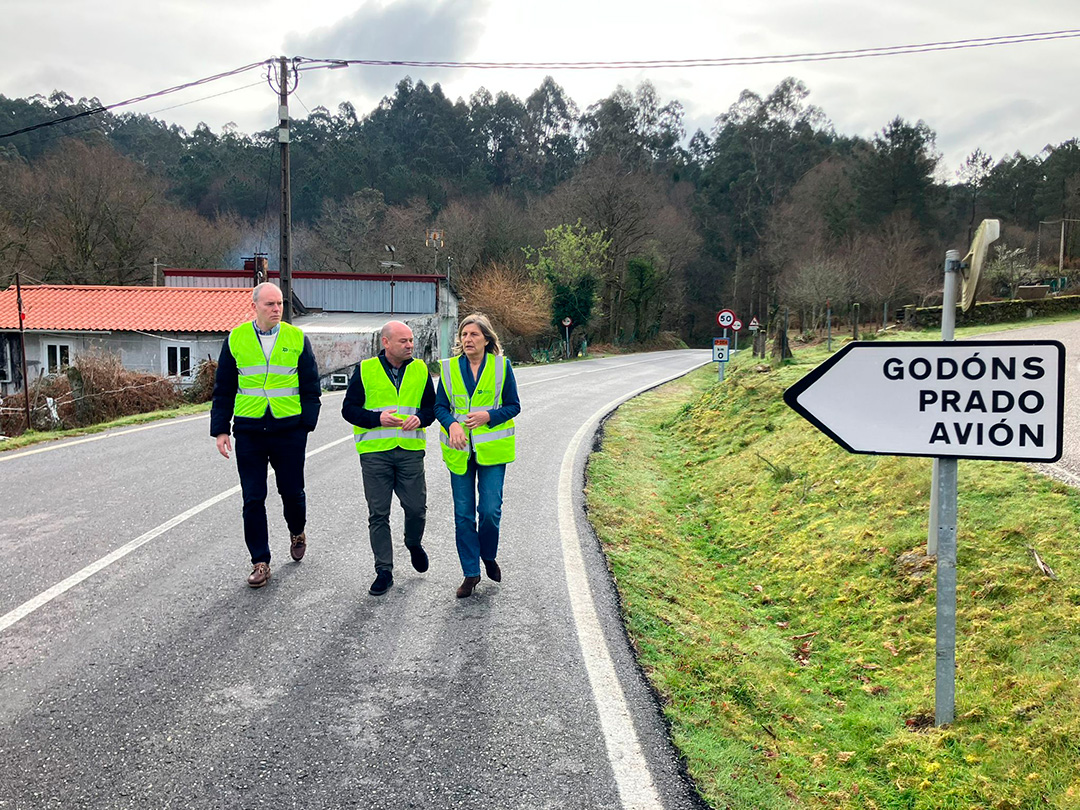 A Deputación supervisa os traballos de poda en altura e limpeza acometidos en treitos de preto de 22 quilómetros de tres estradas provinciais que atravesan o Concello de Covelo