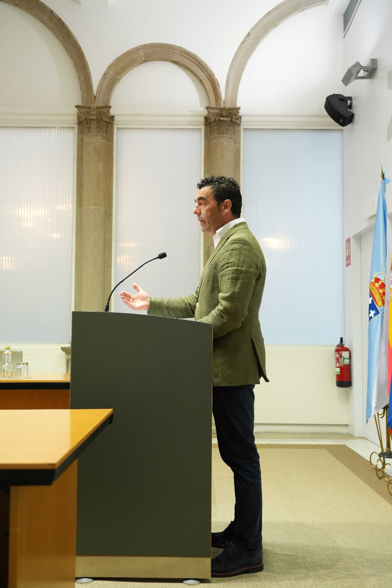 Luis López anuncia a adxudicación das obras na estrada que conecta Peinador con Louredo por máis de 690.000 euros