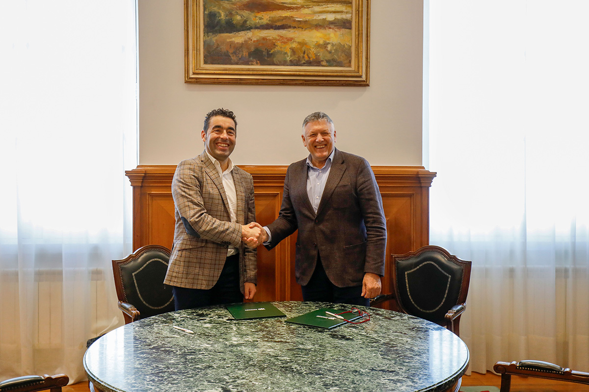 O presidente da Deputación de Pontevedra, Luis López, asinou este martes co alcalde de Sanxenxo, Telmo Martín,  un convenio de colaboración 