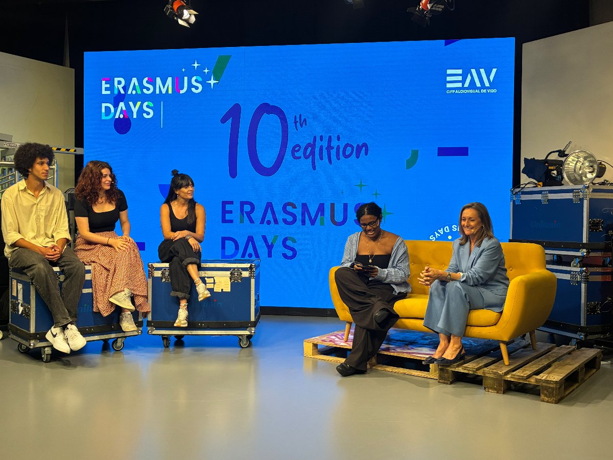 Luisa Sánchez explica o programa Erasmus+ nunha entrevista televisiva no CIFP Audiovisual de Vigo