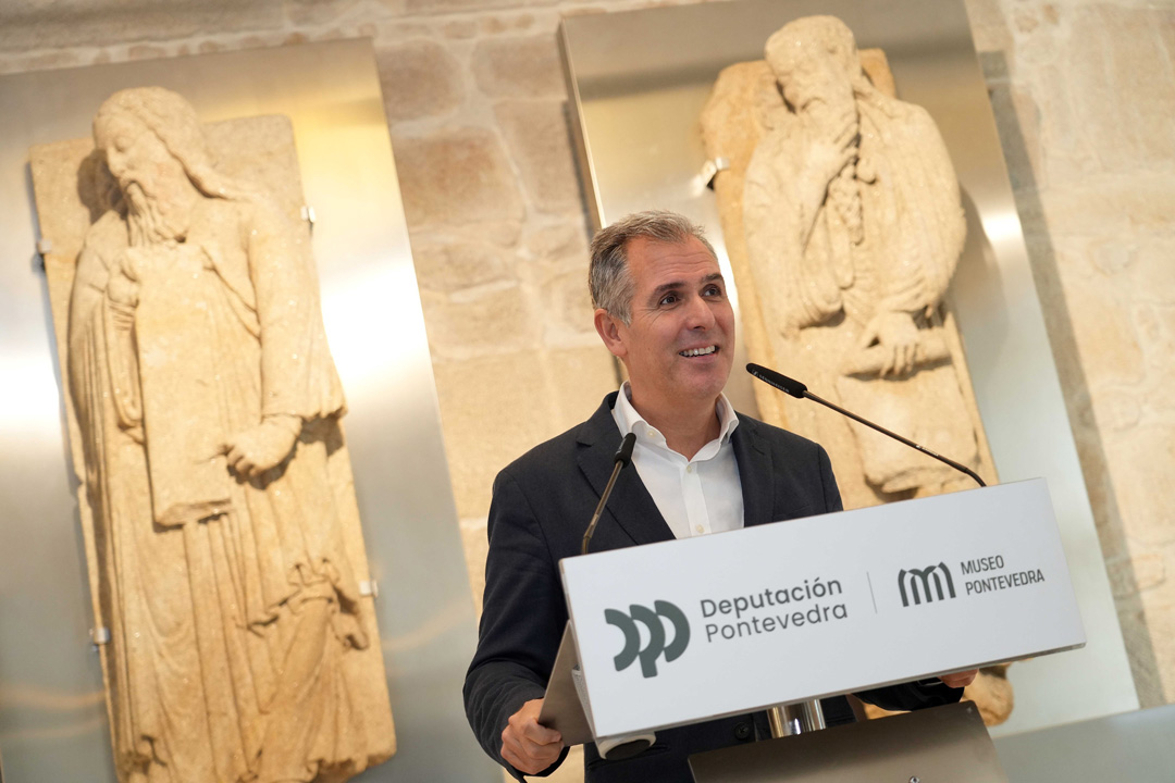 Rafa Domínguen exposición estatuas dos profetas do Pórtico da Gloria