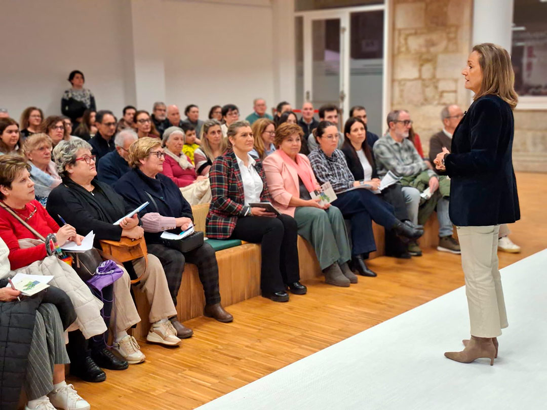 Luisa Sanchéz na reunion de asociacions en Vigo