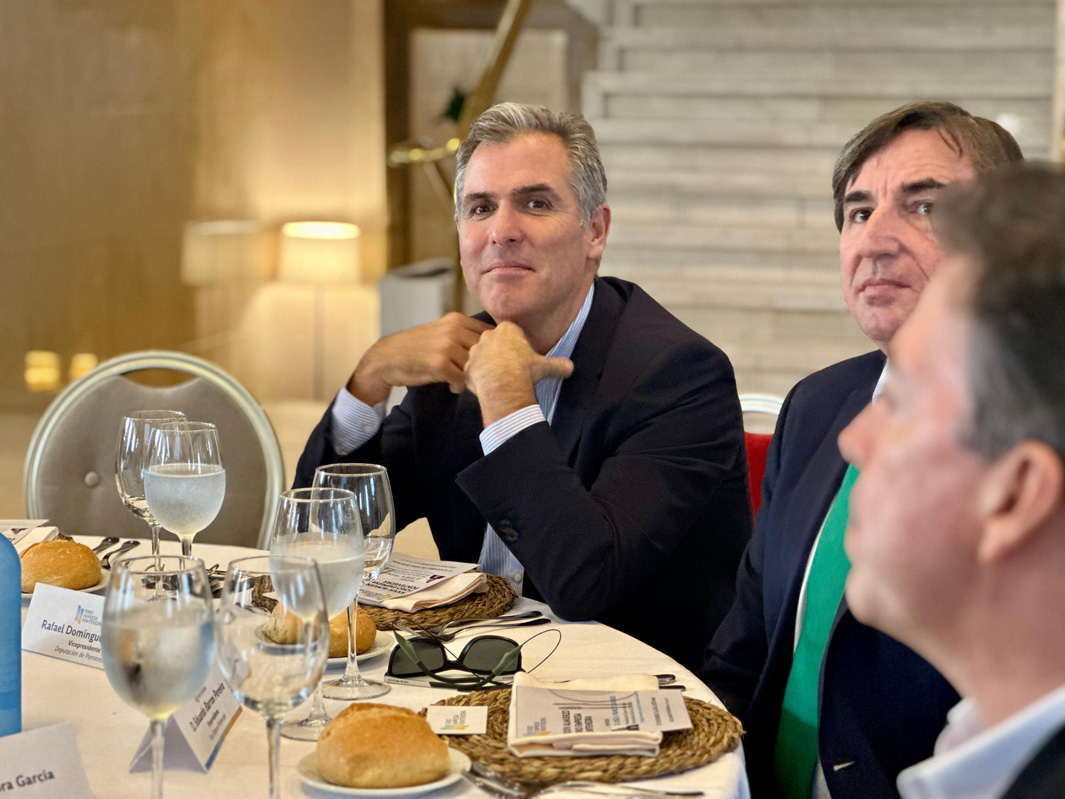 Rafa Domínguez asiste ao almorzo de Foro Empresa Pontevedra 