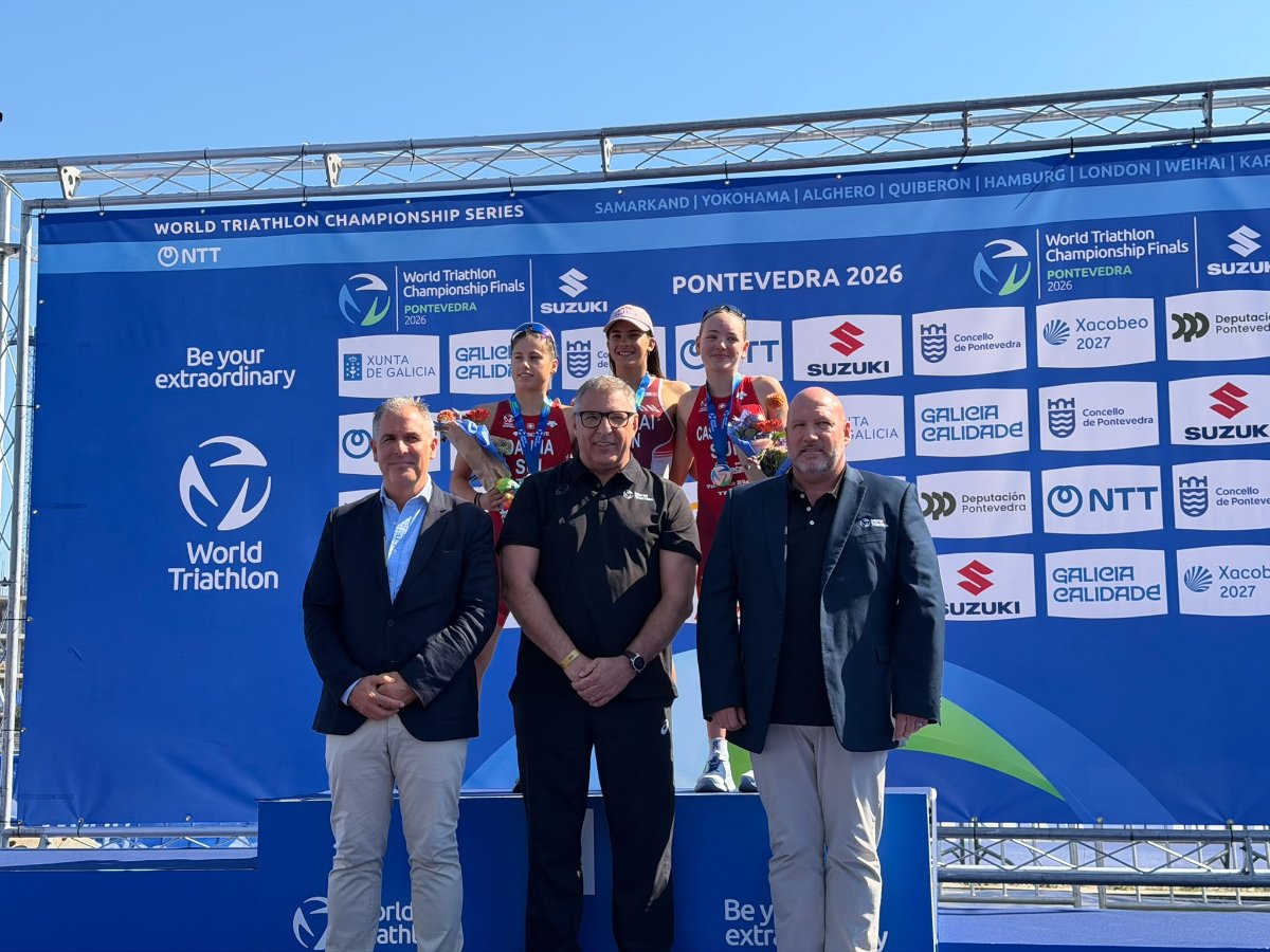 Noticia - PE FOTO RAFA DOMINGUEZ MEDALLAS JUNIOR FEMININO E MASCULINO FINAL SERIES MUNDIAIS TRIATLON 2026 24-09-2026