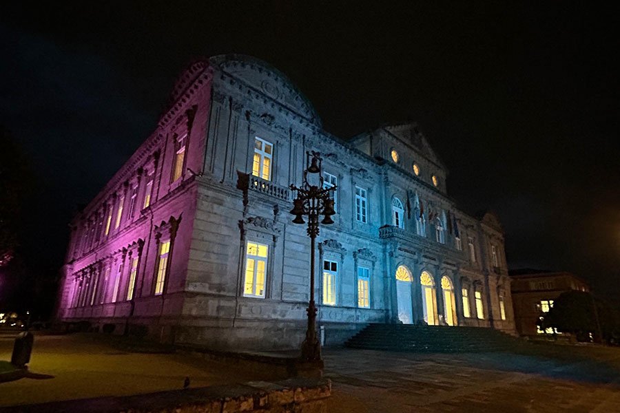 A Deputación ilumina o Pazo provincial de azul e rosa para dar visibilidade á dor polas perdas xestacionais, neonatais e perinatais