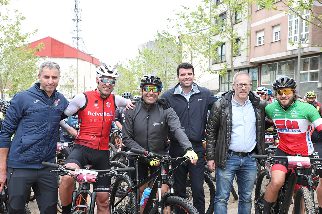 Luis López sobe á bicicleta de montaña para participar na vixésimo sexta edición da Ruta do Salmón da Estrada  