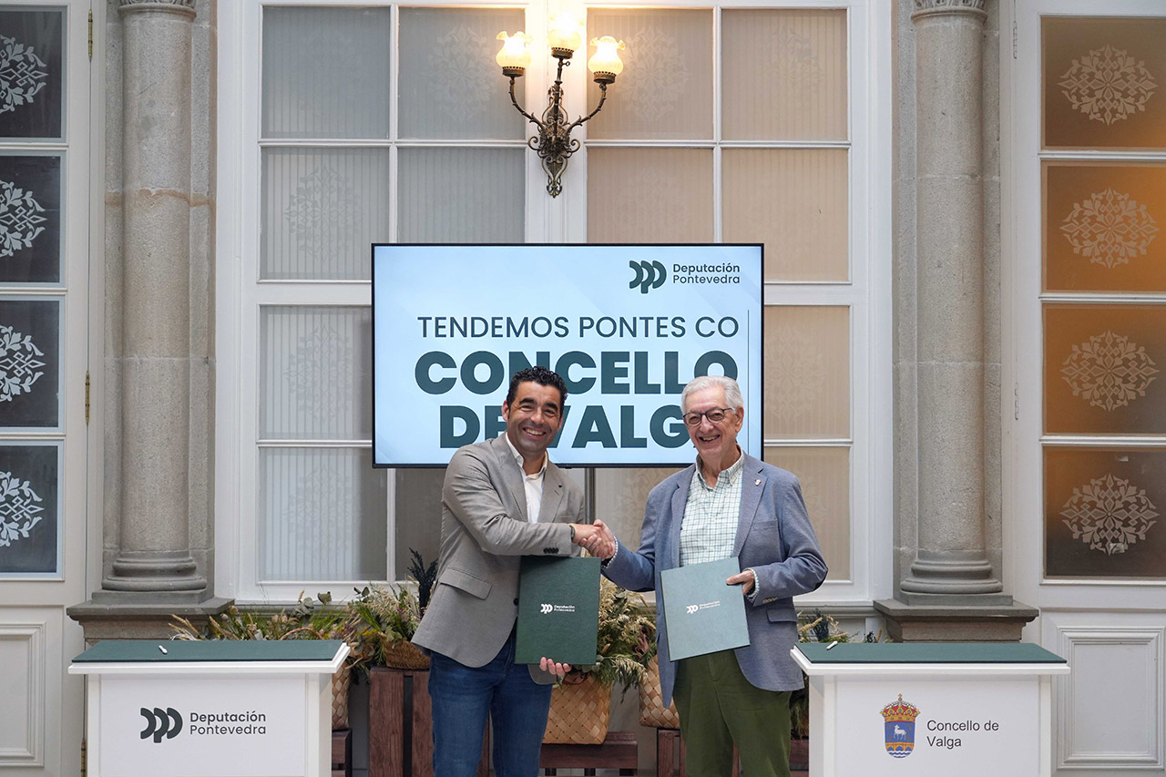 Luis López asina co alcalde de Valga, Jose María Bello, un investimento de 875.000€ para financiar o 100% da nova área de lecer da lagoa de Porto Piñeiro
