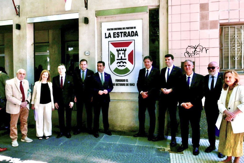 O presidente provincial, acompañado polo vicepresidente Rafa Domínguez e o deputado Jorge Cubela