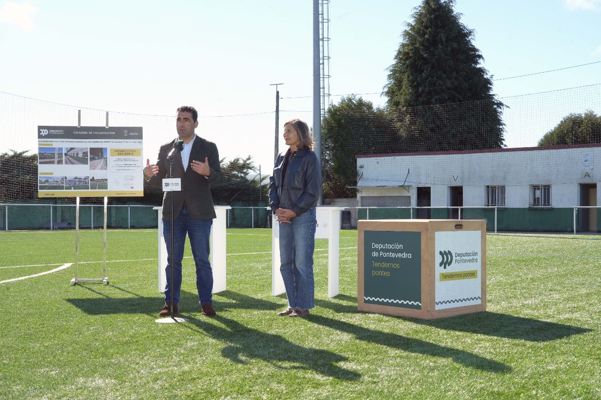 Luis López asina coa alcaldesa de Forcarei, Belén Cachafeiro, unha achega de 500.000€ da Deputación para os vestiarios da piscina e do campo das Maleitas