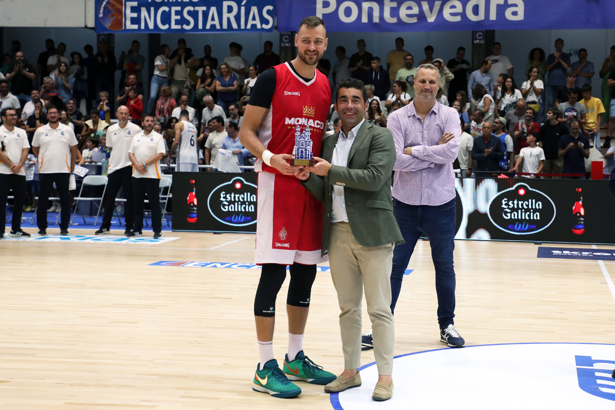 Partido entre o Real Madrid e o AS Mónaco de baloncesto no Pavillón Municipal de Pontevedra