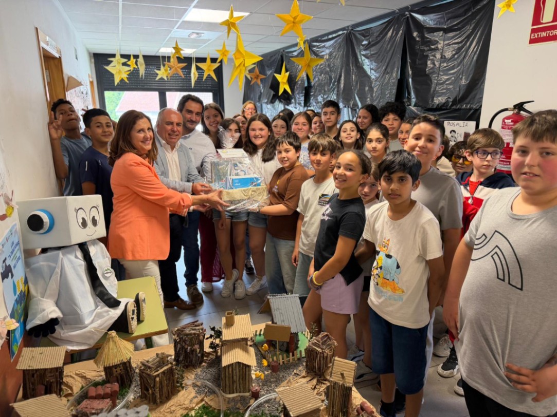A Deputación entrega no CEIP Xesús Golmar de Lalín o premio á mellor maqueta de educación primaria do concurso escolar A Viaxe de Gotiña