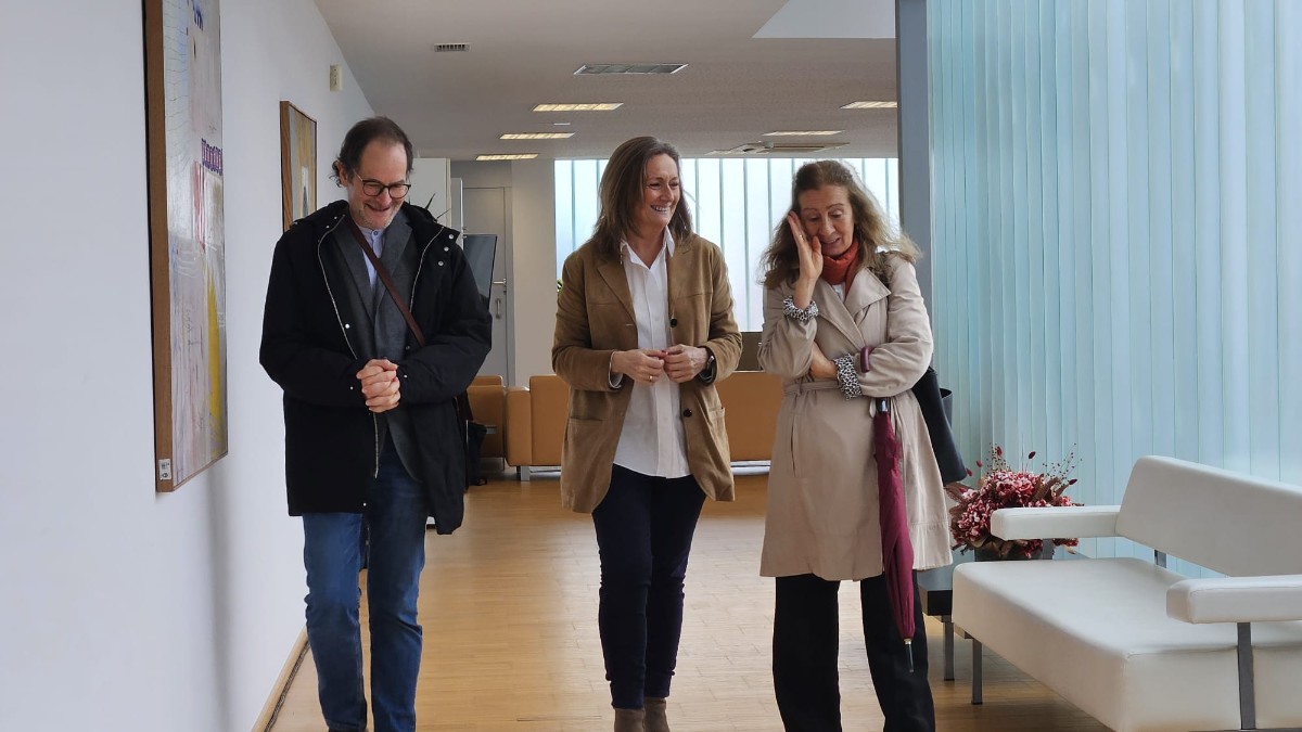 Luisa Sánchez recibe á nova presidenta do Instituto de Estudos Vigueses, Mercedes Bangueses