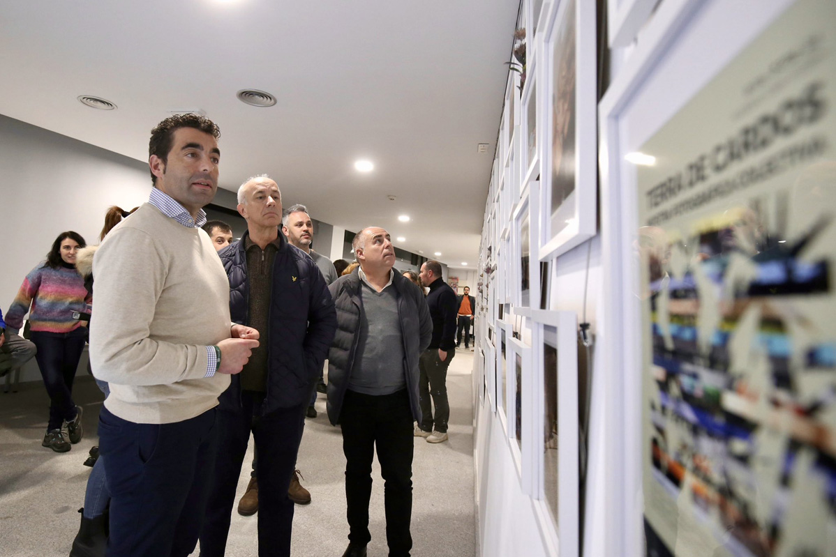 Luis López na exposición coa que a Asociación Cultural Terra de Cardos