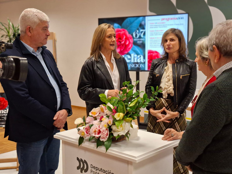 Luisa Sánchez convida visitar a exposición da camelia de Ponteareas
