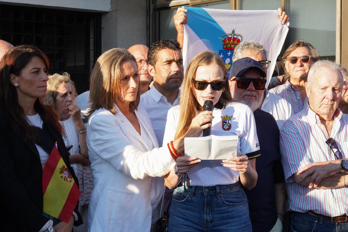 Noticia - LUIS LOPEZ LUISA SANCHEZ CONCENTRACION FEMP VIGO APOIO CEUTA 02-09-2026