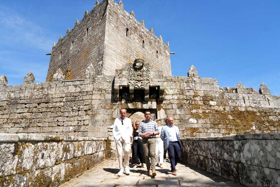 Luis López na visita ao castelo de Soutomaior rematadas as obras de iluminación 