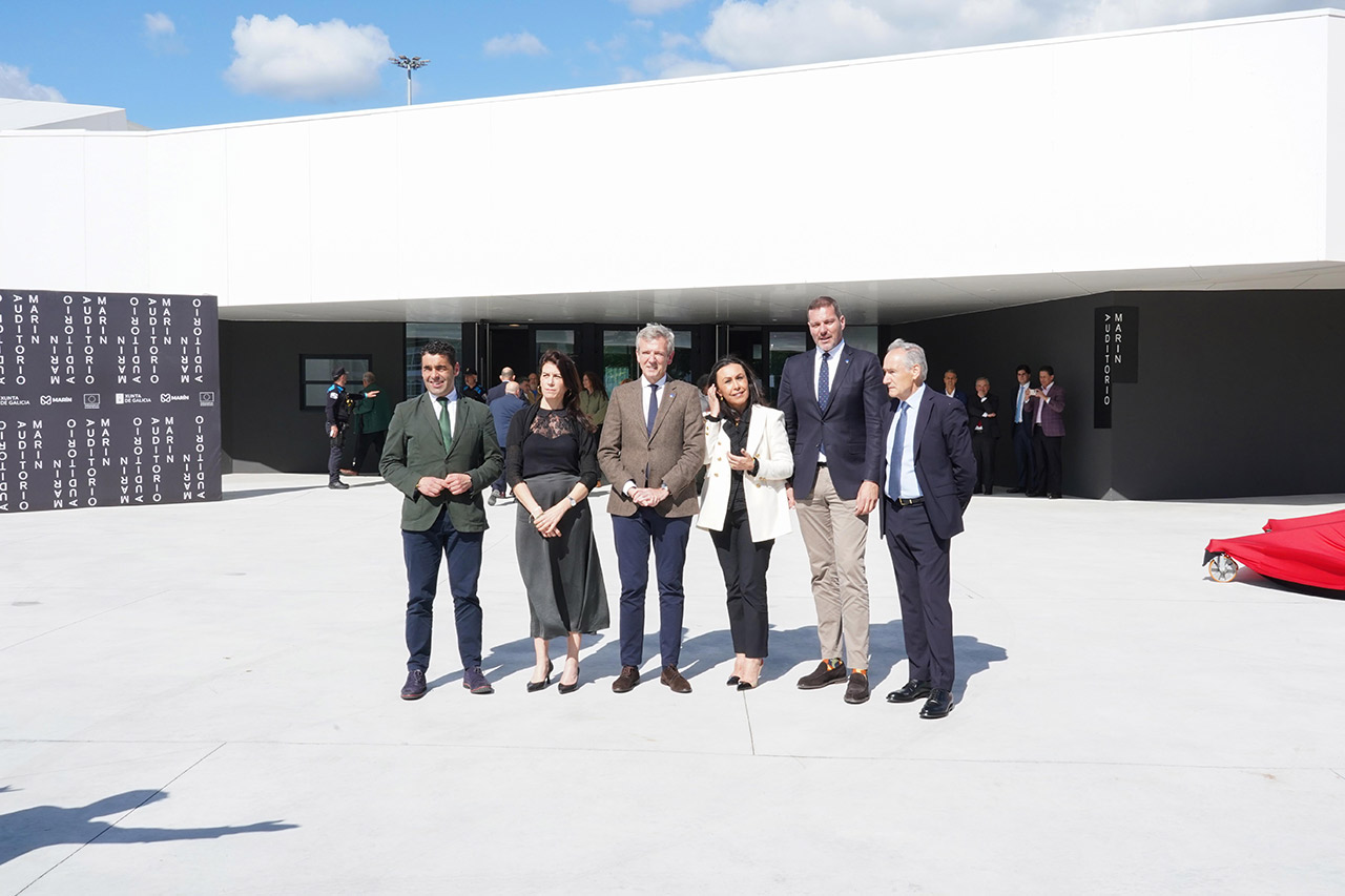 Luis López asiste á inauguración do novo auditorio municipal de Marín