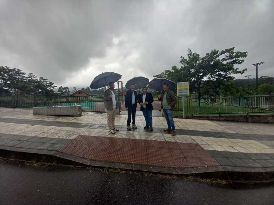 Ricardo martínez nunha visita ao parque infantil de Barro 